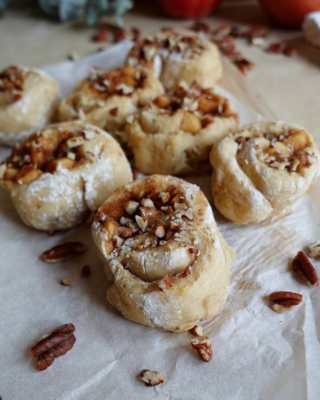 Healthy Apple Pie Cinnamon Rolls