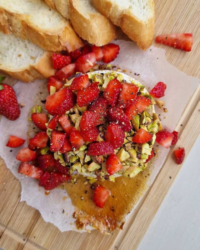 Baked Brie with Pistachios and strawberries recipe