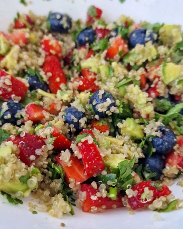 strawberry blueberry avocado quinoa salad 
