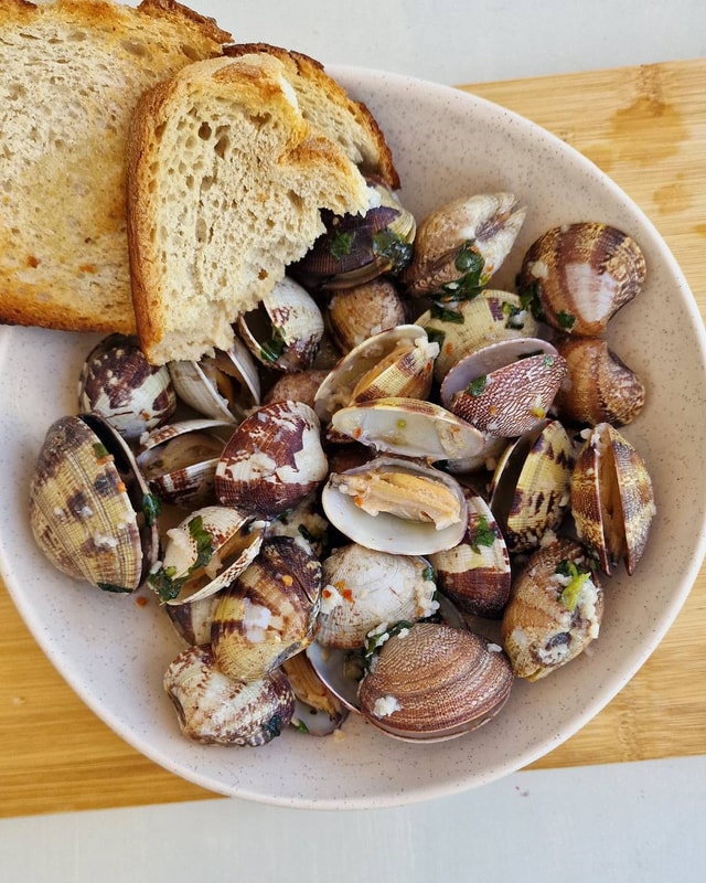 Buttery Garlic Steamed Clams