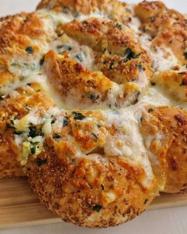 Cheesy Garlic Pull-Apart Bread