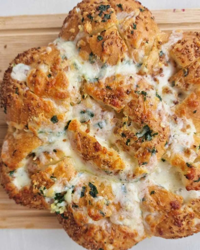 Cheesy Garlic Pull-Apart Bread