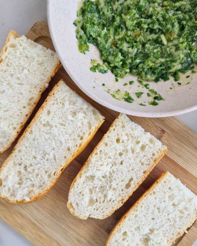 baguette for garlic bread