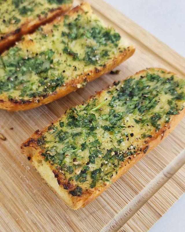 Crispy Garlic Bread with parsley