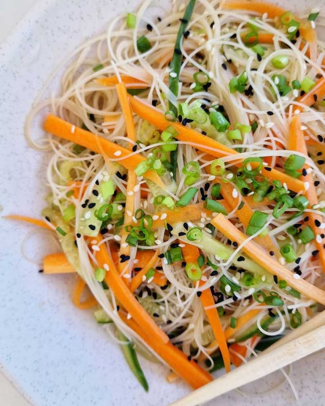 Glass noodles with cucumber and carrot