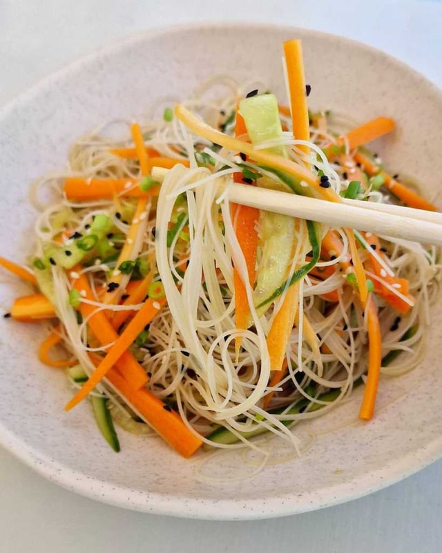 Glass noodles with cucumber and carrot