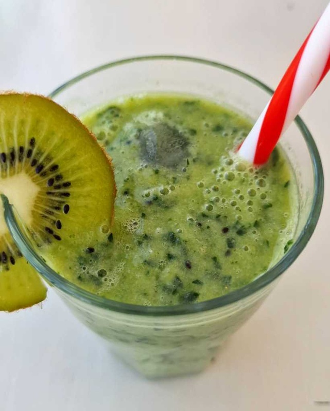 Green Smoothie with kiwi