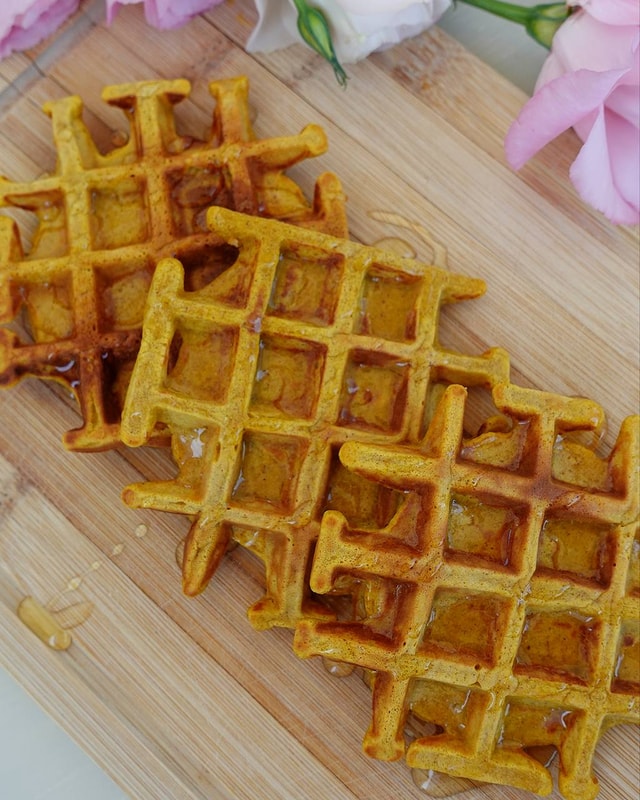 Healthy Pumpkin Spice Waffles