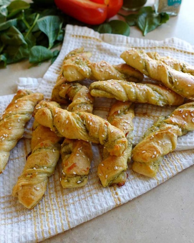 Pesto Cheese Twists
