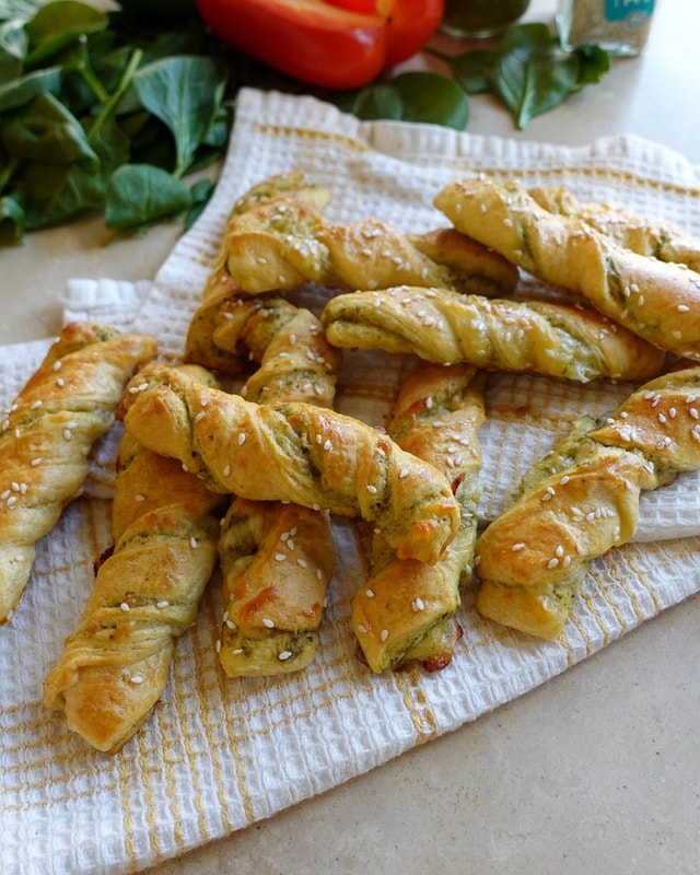Pesto Cheese Twists