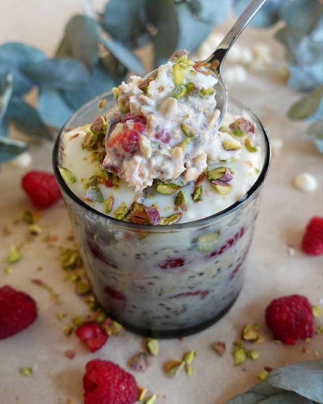 Raspberry Pistachio Overnight Oats