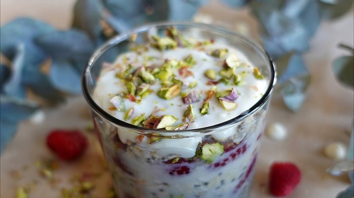 Raspberry Pistachio Overnight Oats