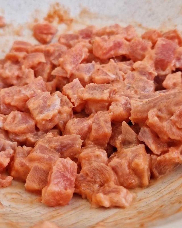 tuna with sriracha and mayonnaise