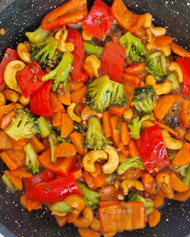 vegetarian cashew stir-fry