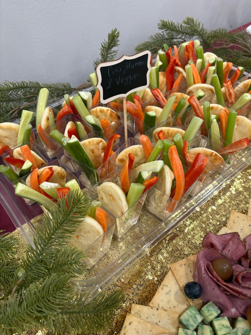 Individual hummus and pita veggie cups with fresh vegetables.