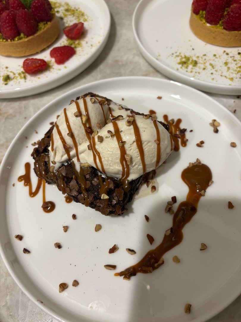 Chocolate brownie with vanilla ice cream, caramel, and pecans.